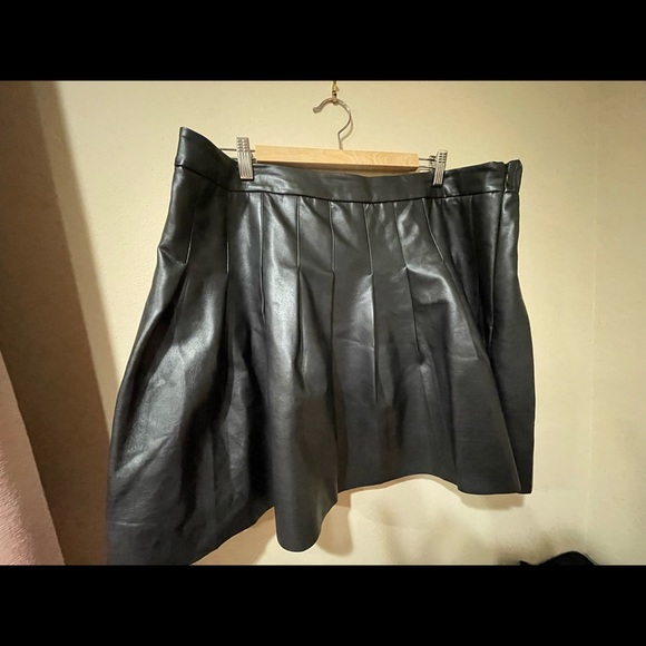 Eloquii Dresses & Skirts - Eloquii Black Faux Leather Pleated Mini Skirt